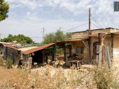 Continuiamo il cammino per imbatterci in una casupola in pietra e lamiera che sembra uscire un film neorealista. Utilizzata come deposito di attrezzi da un contadino � serrata da una precaria recinzione in legno